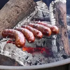 Idealna kiełbasa z ogniska: Wybierz, upiecz i podaj jak mistrz