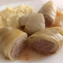 Sarma recept: Kohlrullar med köttfärsfyllning serveras med potatismos.