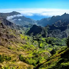 Valle exuberante y montañoso en Cabo Verde. Senderos serpenteantes y casas dispersas entre terrazas verdes.