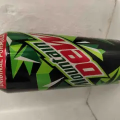 Puszka Mountain Dew z napisem "Original Formula". Czy to energetyk? Tak, to napój gazowany, który często jest wybierany dla pobudzenia.