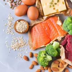 Œufs, saumon, bœuf, fromage, yaourt, brocolis, flocons d'avoine et amandes. Une abondance de sources de protéines, peut-être trop de protéine pour certains.