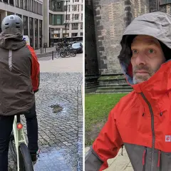 Mann im roten und grauen Regenjacke trockner, bereit für die Fahrt.