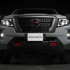 Nowy Nissan Navara pickup z nowoczesnymi światłami LED i charakterystycznym grillem. Gotowy na każdą przygodę.