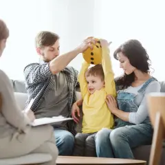 Rodzina z dzieckiem na terapii, gdzie omawiane są zaburzenia zachowania ICD10.