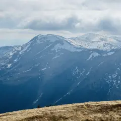 Majestatyczne Tatry zachwycają ośnieżonymi szczytami i malowniczymi dolinami. To prawdziwe atrakcje dla miłośników górskich wędrówek i pięknych krajobrazów.