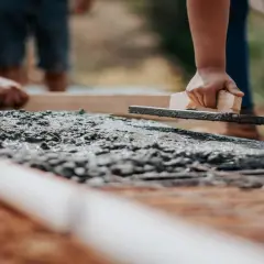 Jaki fundament pod dom? Kluczowe informacje i porady dla budujących