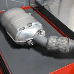 Filtr DPF na stole warsztatowym. Zastanawiasz się, ile trwa wypalanie dpf na postoju? To złożony proces, który zależy od wielu czynników.