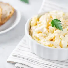 Kremowa, pyszna sałatka z kalafiora, idealna na lekki posiłek. To najlepsza sałatka z kalafiora, jaką kiedykolwiek jadłam!