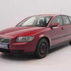 Czerwone Volvo V50 2.0D z logo Cardion Cars na grillu, prezentowane na białym tle.