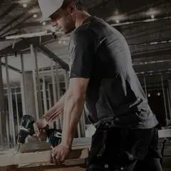 Un ouvrier utilise une perceuse Makita sur un chantier. Il est important d'enregistrer votre garantie Makita non enregistrée pour une protection optimale.