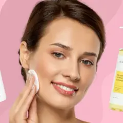 Kobieta z wacikiem usuwa makijaż, obok kosmetyki: jaki olejek do demakijażu wybrać? Resibo, Sensum Mare, Iunik, Bioderma.