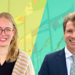 Zwei lächelnde Personen vor einer Collage aus Flaggen. Sie könnten über das internationale relations gehalt sprechen.
