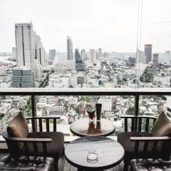 Gemütliche Sitzgelegenheiten mit Blick auf die Skyline von Bangkok. Perfekt für einen Drink in einer Sky Bar.