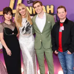 Hannah Montana obsada na czerwonym dywanie. Gwiazdy serialu świętują 20. rocznicę.
