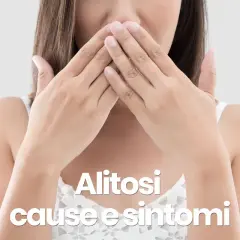 Mani coprono la bocca, suggerendo imbarazzo per l'alito pesante. Testo: "Alitosi cause e sintomi".