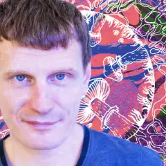 Portret mężczyzny z niebieskimi oczami na tle psychodelicznej grafiki z grzybami i abstrakcyjnymi kształtami.
