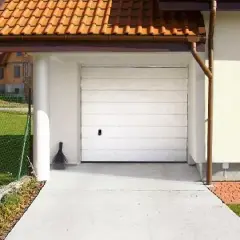 Gotowy podjazd z betonu przed garażem. Dowiedz się, jak zrobić podjazd z betonu, by cieszyć się trwałą nawierzchnią.