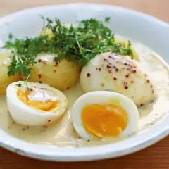 Senfeier rezept: Gekochte Eier in cremiger Senfsauce mit Kartoffeln und Kresse garniert. Ein Klassiker, der immer schmeckt.