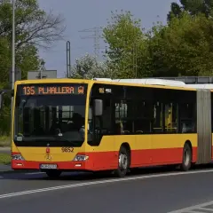 Autobus linii 135 w Warszawie zmierza na Plac Hallera.
