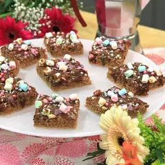 Små chokladkakor med färgglada marshmallows och strössel, perfekta att baka med marshmallows.