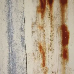 Textura de metal oxidado con vetas marrones y grises. Un ejemplo de cómo quitar el óxido del suelo.