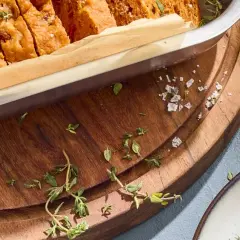 Frisch gebackene focaccia mit tomaten, bestreut mit Meersalz und Thymian, bereit zum Genießen.