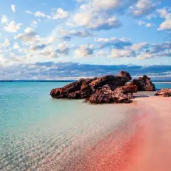 Traumhafter rosa Sandstrand mit türkisfarbenem Wasser und Felsen. Ein Muss, was man auf Kreta gesehen haben muss!