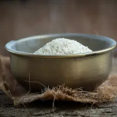 Miseczka z kaszą manną, która jest produktem z pszenicy. To właśnie semolina co to za produkt, który można wykorzystać w kuchni.
