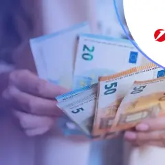 Dłonie trzymają banknoty euro, w tym 50 i 20 euro. Logo UniCredit sugeruje usługi bankowe.