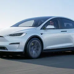 Ile koni ma Tesla? Od 283 do 1020 KM pełne dane i sekrety mocy
