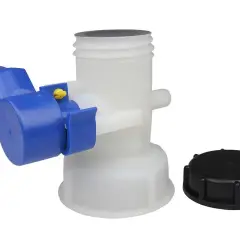 Plastikowy zawór 3/4 cala z niebieską rączką i czarną nakrętką, idealny do beczek i pojemników.