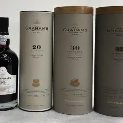 Eine Flasche und drei Röhren mit Graham's Portwein: 10, 20, 30 und 40 Jahre alt. Ein roter Portwein für besondere Anlässe.