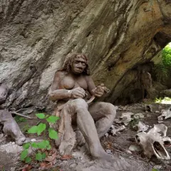 Figury neandertalczyków w jaskini, jakby żywcem wyjęte z historii Ojcowski Park Narodowy. Opinie o tym miejscu są zachwycające.