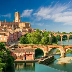 Vue d'Albi, une ville d'Occitanie, avec sa cathédrale imposante et ses ponts en briques sur le Tarn. Idéal pour savoir que faire en Occitanie.