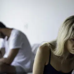 Para siedzi na łóżku, odwrócona od siebie. Ona zamyślona, on z ręką na głowie. Widać głęboki brak zaufania do ludzi.