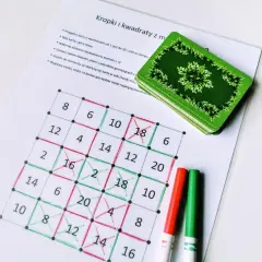 Gra "Kropki i kwadraty" z kartami. Na planszy z liczbami zaznaczone są zielone i czerwone **kropki kreski**, tworząc kwadraty.
