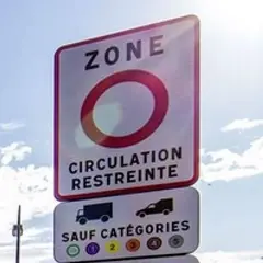 Panneau "Zone à circulation restreinte" à Montpellier, indiquant les restrictions de circulation pour certains véhicules selon leur vignette Crit'Air.