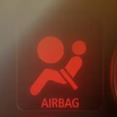 Spia rossa airbag accesa sul cruscotto. Un segnale di avvertimento che indica un problema, rendendo il ripristino airbag obbligatorio per la sicurezza.