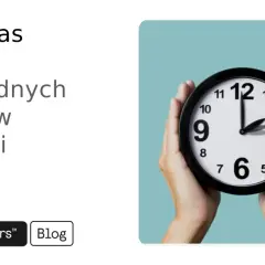 Ręce trzymają zegar, symbolizując usprawnienie procesów operacyjnych w produkcji.