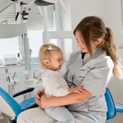 Z dzieckiem do dentysty: Kiedy i dlaczego to klucz do zdrowia?