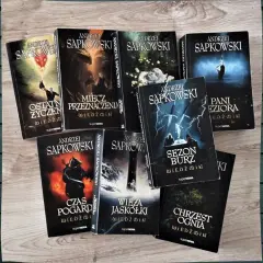 Kolekcja polskich książek fantasy Andrzeja Sapkowskiego, w tym "Miecz Przeznaczenia" i "Sezon Burz".