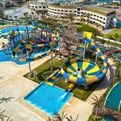 Wodne szaleństwo w Blend Club Aqua Resort! Zjeżdżalnie, baseny i palmy – idealne miejsce na wakacje. Opinie gości potwierdzają świetną zabawę.