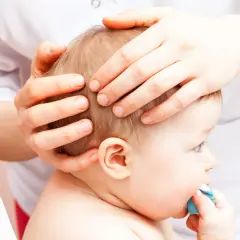 Delikatne badanie główki niemowlęcia, które może pomóc w diagnostyce zespołu Marfana.