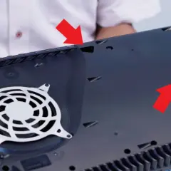 Rote Pfeile zeigen auf Lüftungsschlitze der PS5, die für die PS5 reinigen wichtig sind.