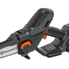 Kompaktowa mini pilarka akumulatorowa Husqvarna z baterią 18V 2.5 Ah, idealna do precyzyjnych prac ogrodowych.