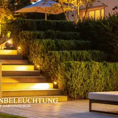 Stufen beleuchtet, Hecken akzentuiert. Tolle gartenbeleuchtung ideen für eine stimmungsvolle Nacht.