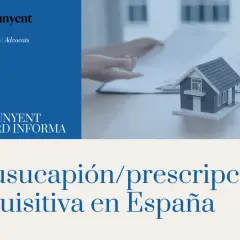 Manos revisando documentos junto a una maqueta de casa, explicando qué es usucapión en España.