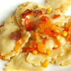Ravioli z kolorowym sosem warzywnym, w tym kukurydzą i suszonymi pomidorami. Pyszny sos do ravioli.