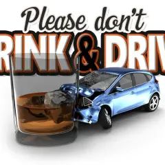 Szklanka z alkoholem i rozbity samochód pod napisem "Please don't DRINK & DRIVE". Przypomnienie o zagrożeniach związanych z prowadzeniem po alkoholu, jak w aplikacji do uzaleznien.