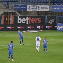 Piłkarze Piasta Gliwice i Radomiaka Radom na murawie. Mecz przebieg: Piast Gliwice – Radomiak Radom.